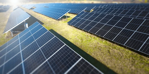 Соларни панели под ясно небе